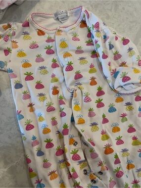 Kissy Kissy White Pineapple Print Convertible Gown, size SM/newborn - 3+ months